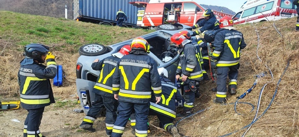 Sbanda e finisce fuori strada, ribaltandosi sulla scarpata: incidente lungo la Valsugana